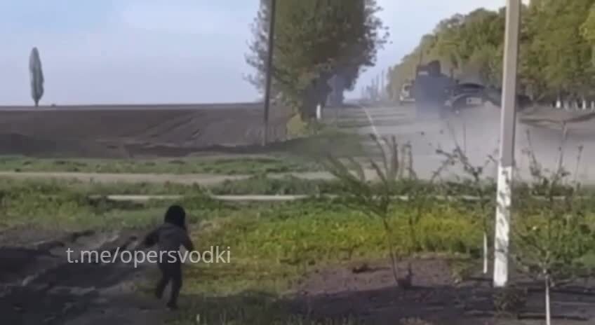 И каждый раз мальчик выбегает к дороге провожать солдат, отдавая им ...