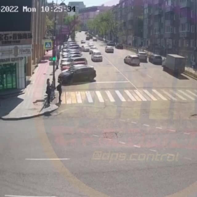 Во Владивостоке дамочка забыла поставить на ручник свой Lexus и ...