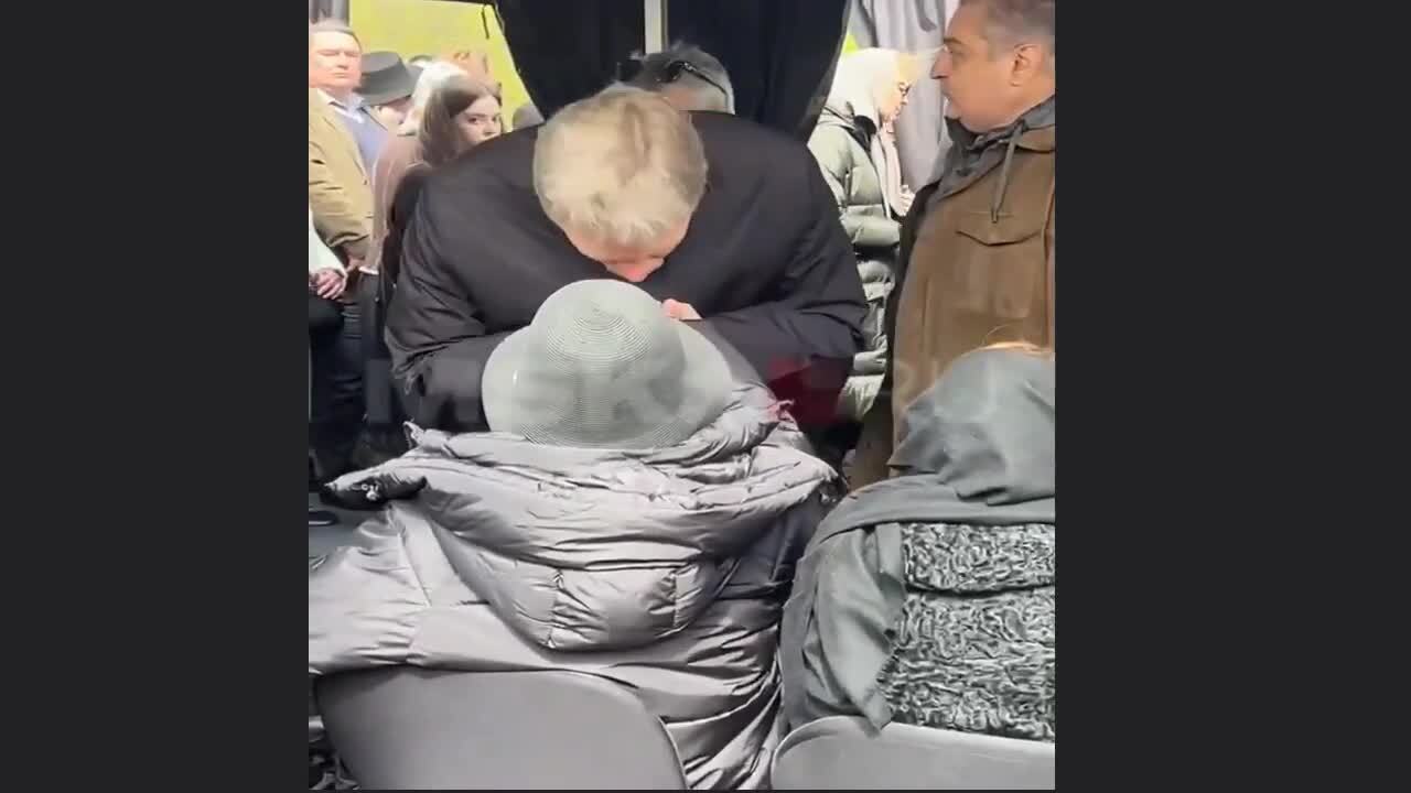 Песков и Пугачева на похоронах Юдашкина. Пугачёва на похоронах Юдашкина. Пугачева на похоронах Юдашкин.