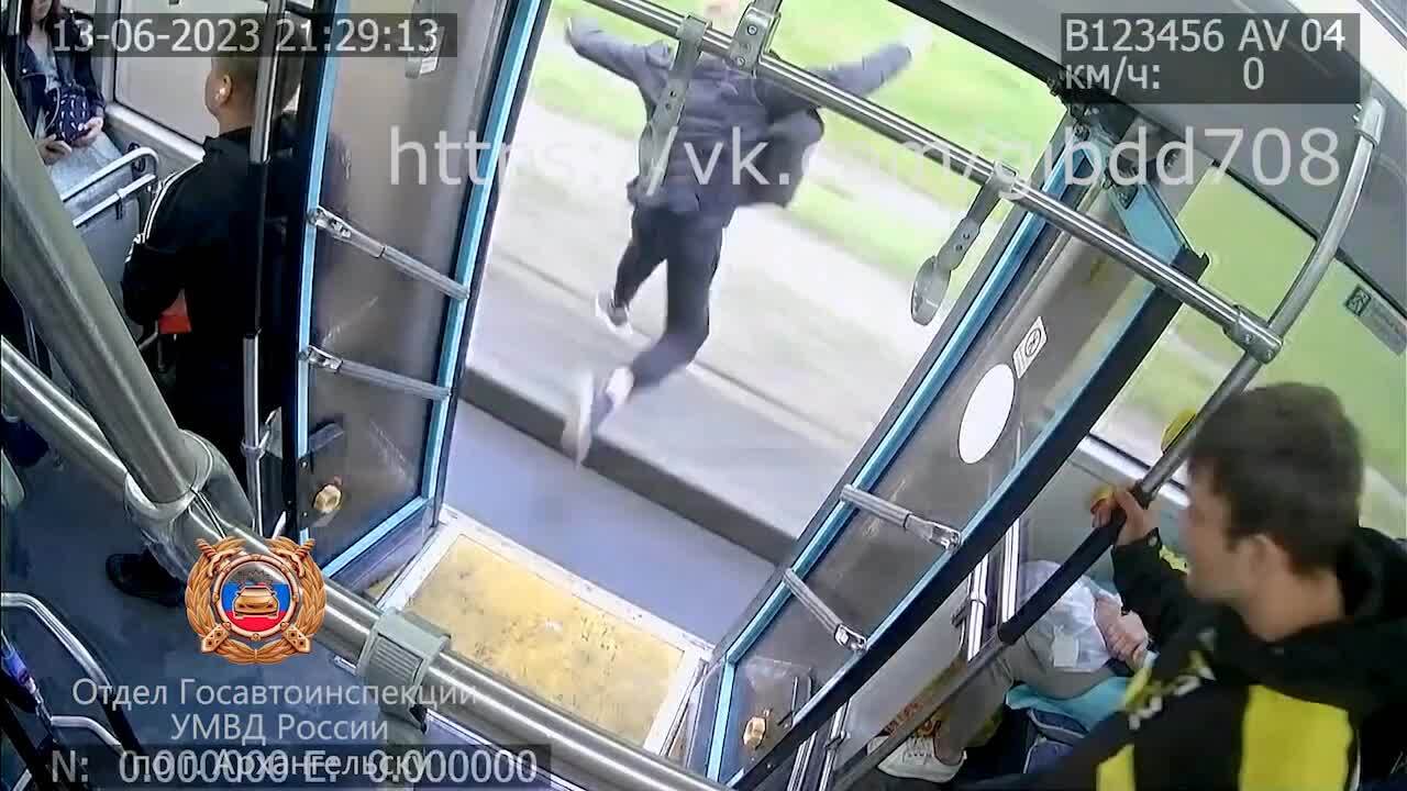 «Зачем ждать остановки, когда можно выйти где хочется?». Вот и житель ...