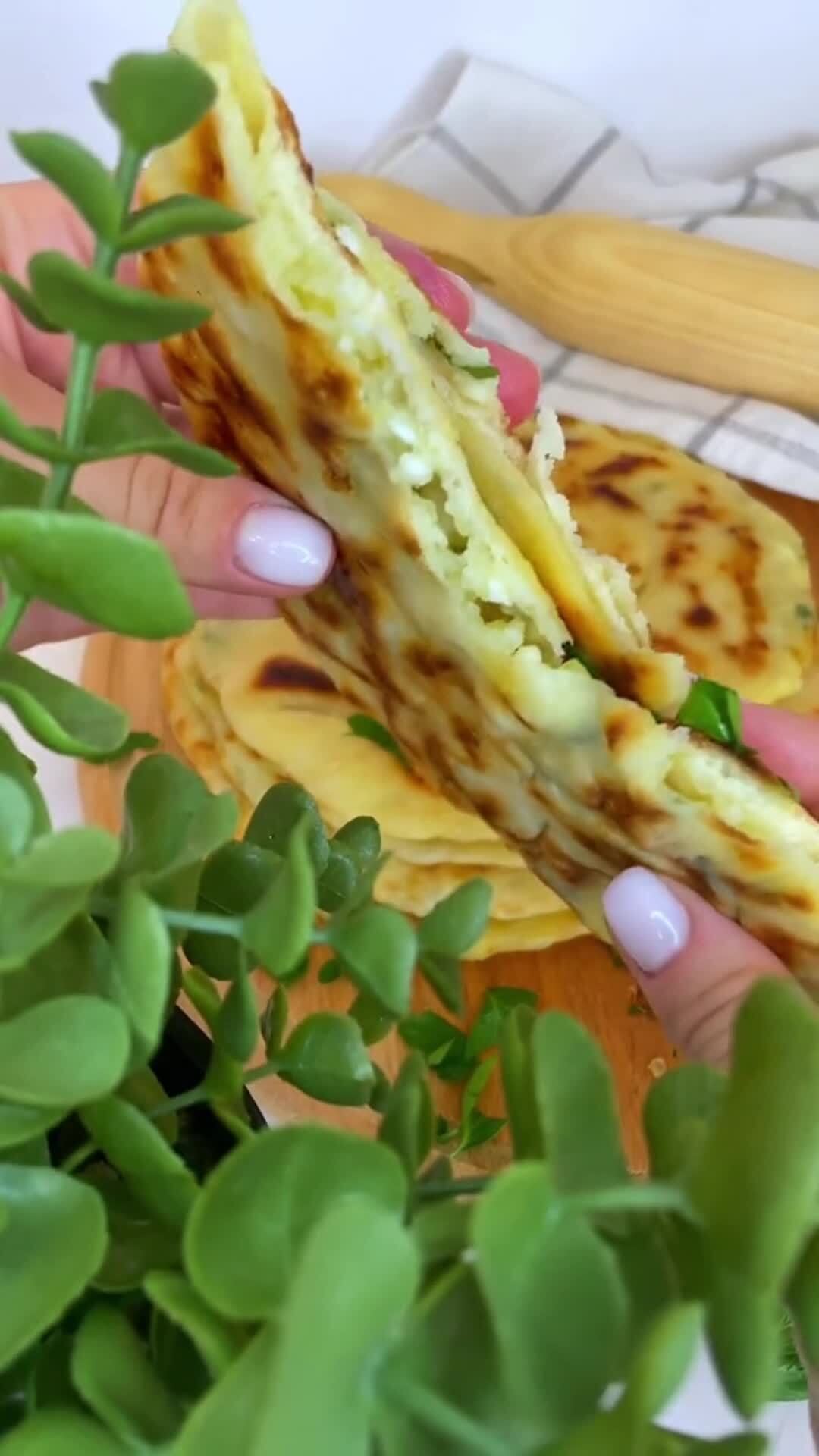 Пикантные хлебцы с чесноком и сыром