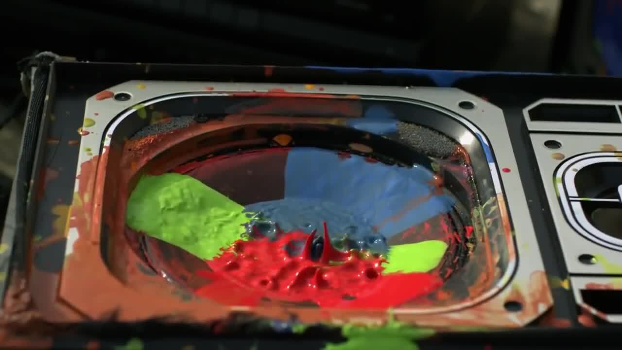 Посмотрите, что будет, если вылить краску на звуковые динамики ...