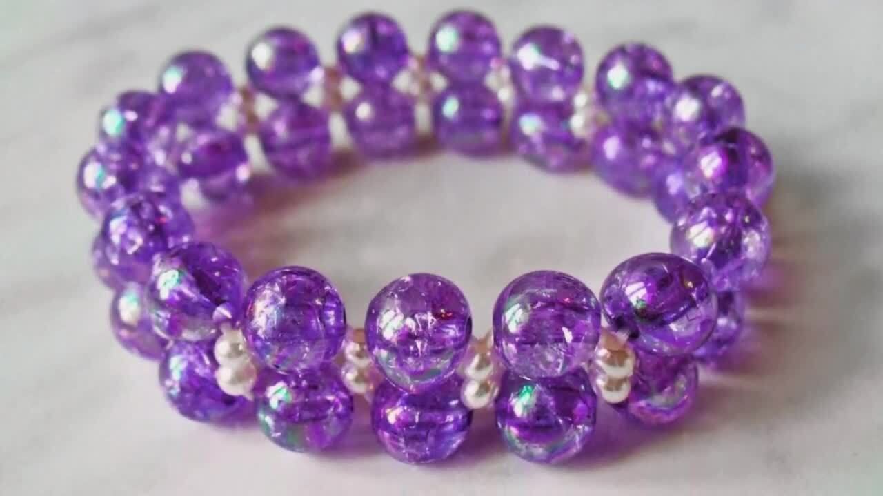 Изготовить браслет из бусин и резинки для волос