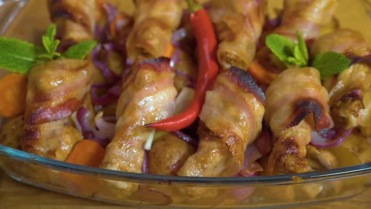 Куриные плечики в беконе, запечённые с овощами.