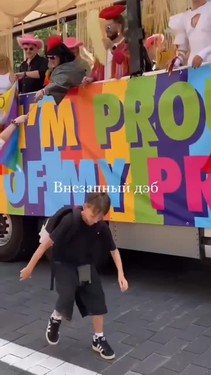 Наш Слон дня: на параде ЛГБТ* в Литве зумер растоптал радужный флажок ...