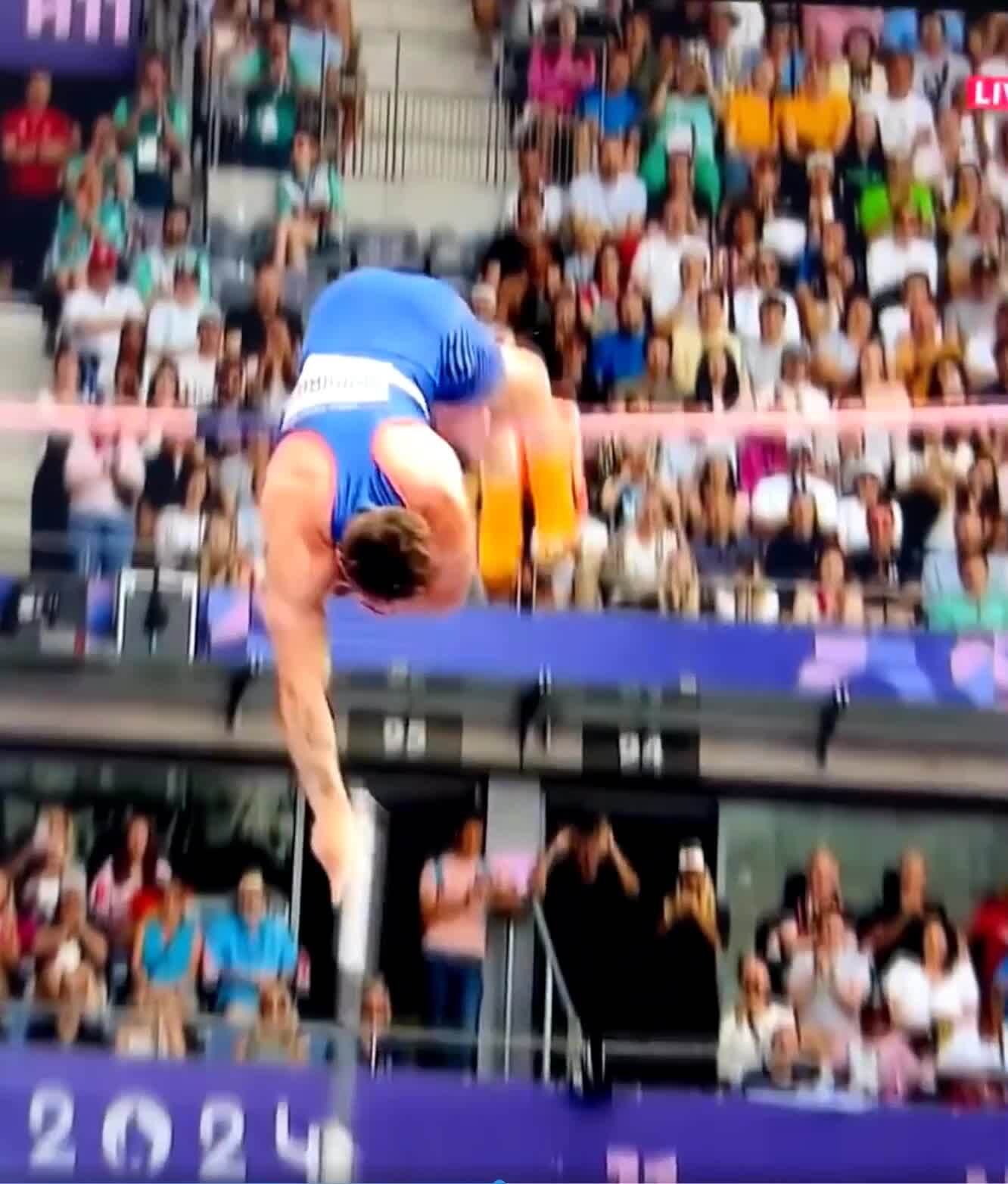 Французский спортсмен задел планку